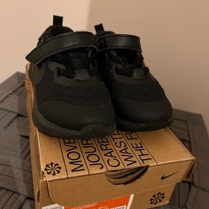 Nike Revolution Toddler sneakers, size 6, color is black